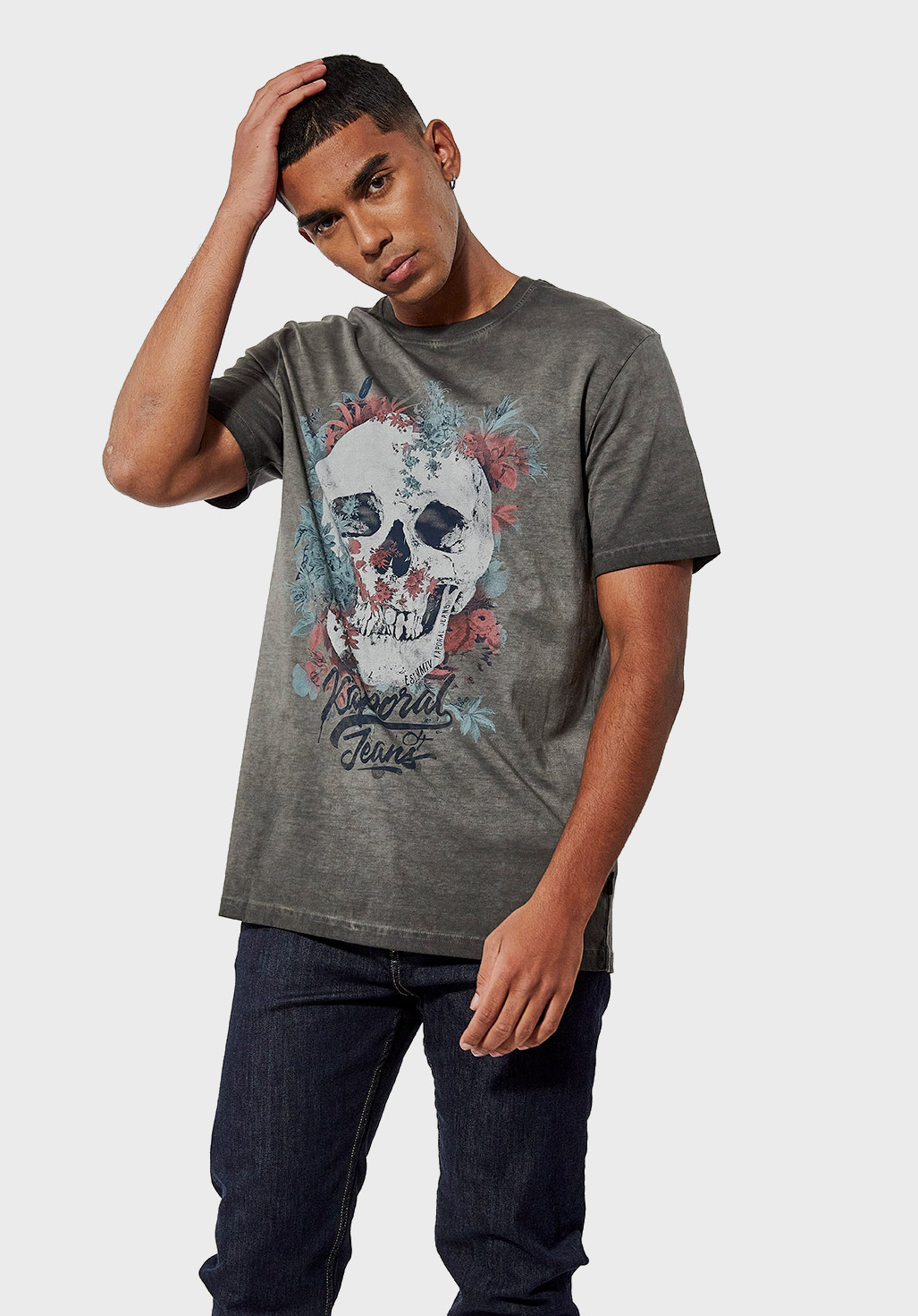 Men's regular-fit black T-shirt with skull and crossbones print in 100% ...